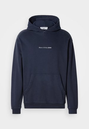 Haut à capuchon bleu marine en tissu doux, doté d'une poche kangourou, de poignets côtelés et du logo "Marc O'Polo DENIM" sur la poitrine.
