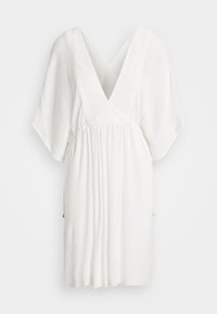Vestido blanco de manga corta con escote en V profundo, tejido texturizado, cintura fruncida y diseño plisado. Presenta detalles dorados a los lados.