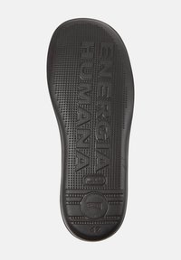 Black shoe insole with a textured surface, featuring the embossed words "ENERGIA HUMANA" and numeric size "42." Patterns include round and lined details.