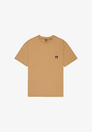 Camiseta de manga corta hecha de algodón, con un bolsillo en el pecho que lleva una etiqueta con el logo negro. Cuello redondo clásico, textura suave.