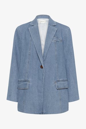 Blazer de denim azul claro com gola em corte a direito, fecho com um botão castanho único, dois bolsos frontais e um bolso no peito. Ajuste relaxado.