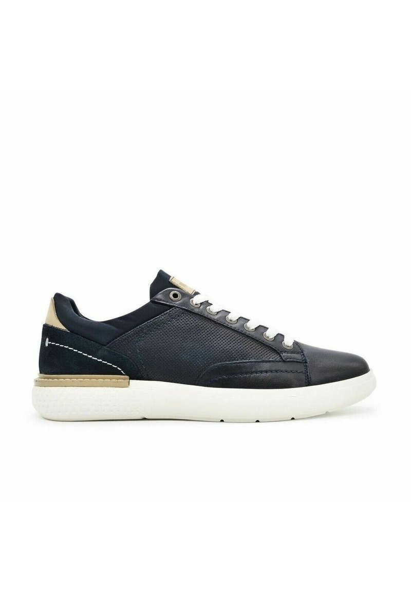 Sneakers in pelle blu e rete con suola bianca, dettagli beige, sei occhielli e cuciture a contrasto lungo il lato. Design con punta arrotondata.