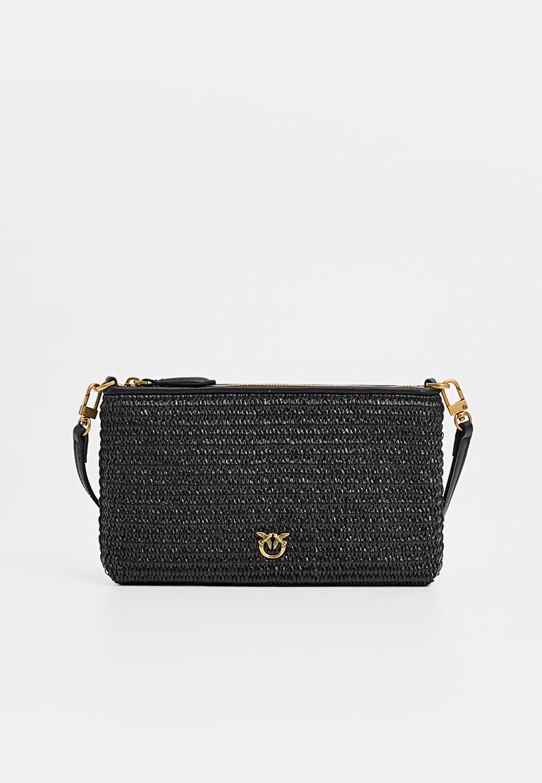 Czarna pleciona prostokątna torba na ramię z złotymi detalami i małym złotym logo umieszczonym na środku z przodu.