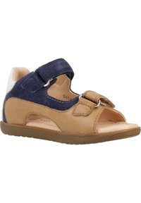 Sandal in suede marrone e blu con punta aperta, cintura regolabile e suola in gomma. Dettaglio notevole con fibbia argentata sulla cintura anteriore.