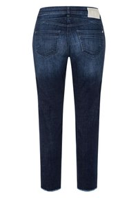 Vaqueros azul oscuro de corte ajustado, con bolsillos traseros y dobladillo sin rematar. Fabricados en mezclilla con una textura suave. Etiqueta de la marca MAC visible.