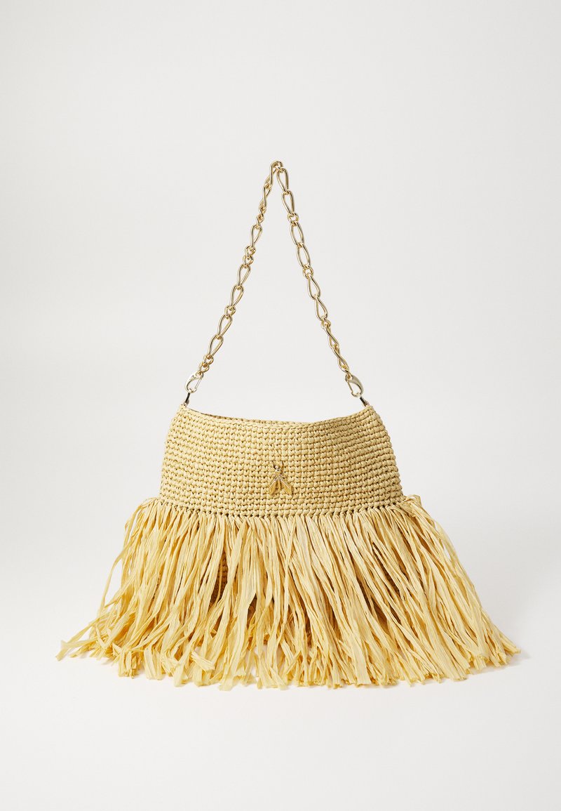 Sac en paille tressée jaune avec un design à franges, doté d'une chaîne en bandoulière et d'un petit emblème décoratif à l'avant.
