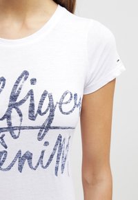 Hilfiger Denim Triko s potiskem - white