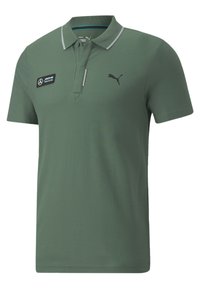 Grön polo tröja gjort av ett mjukt tyg. Har en liten svart Puma-logga, en Mercedes-märke och gråa accenter på kragen.