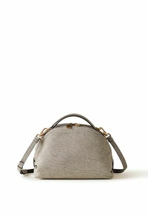 Sac à main en cuir texturé gris avec un dessus arrondi, fermeture éclair et fermoirs dorés, une poignée courte et une bandoulière réglable.