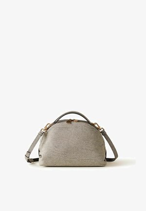 Graue strukturierte Lederhandtasche mit gewölbtem oberen Rand, goldenem Reißverschluss und Verschlüssen, kurzem Griff und verstellbarem Schulterriemen.
