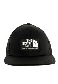 Gorra de béisbol negra con visera plana, que presenta un parche rectangular de logo en blanco que dice "THE NORTH FACE" y "Fine Alpine Equipment."