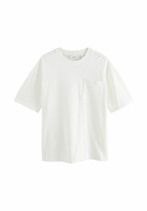 Camiseta blanca de manga corta hecha de algodón. Presenta un cuello redondo y un único bolsillo en el pecho del lado izquierdo. Textura suave y corte relajado.