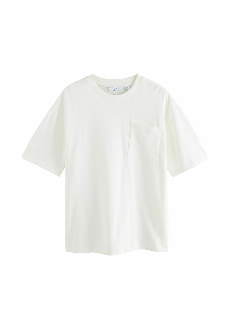 T-shirt blanc à manches courtes en coton. Il dispose d'un col rond et d'une seule poche sur la poitrine du côté gauche. Texture lisse et coupe décontractée.