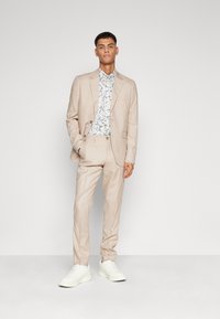 Lindbergh STRUCTURE STRETCH SUIT - Öltöny - sand