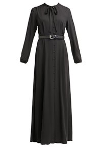 Robe noire à manches longues, en tissu lisse, avec un col montant, un lien au col, une taille ceinturée et une jupe longue ornée de boutons.