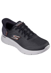 Zapatillas Skechers Go Walk en malla gris oscuro con un acabado texturizado y suela blanca. Presentan un acento con el logo y un sistema de cordones tradicional.