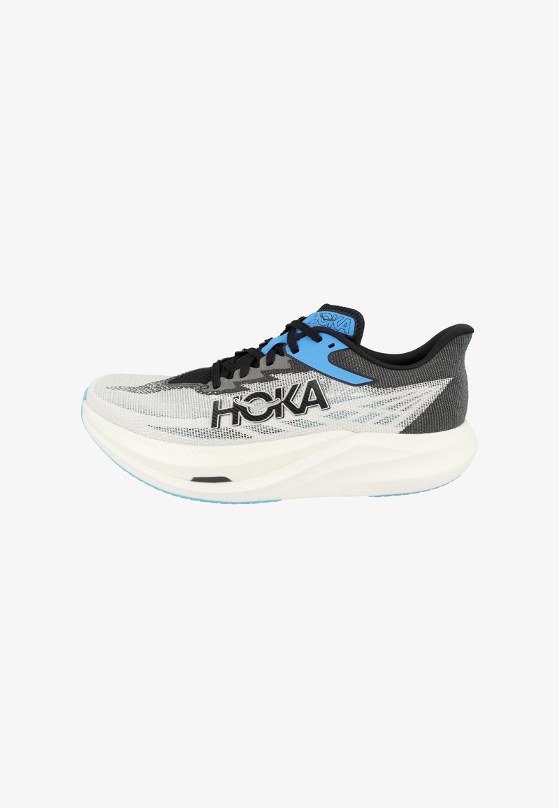 Zwart en blauwe hardloopschoen met een lichte mesh bovenkant, dikke witte tussenzool en een gestructureerde rubberen buitenzool. HOKA-logo duidelijk zichtbaar.