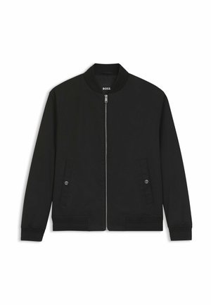 Schwarze Bomberjacke mit Reißverschluss, geripptem Kragen, Bündchen und Saum, zwei vorderen Taschen mit Knöpfen und "BOSS"-Logo auf der Innenseite des Kragens.