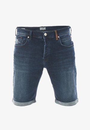 Jeansowe szorty w ciemnoniebieskim kolorze, z podwiniętym dołem, pięcioma kieszeniami oraz skórzanym akcentem na pasku. Gładka tekstura, casualowy design.