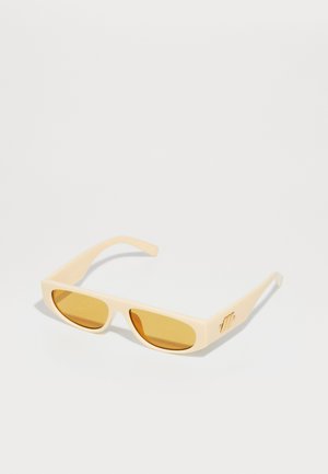 Besiakiniai akiniai nuo saulės su stačiakampiais rėmeliais, geltonais objektyvais ir lygiu matinio paviršiaus tekstūru. Šone yra aukso spalvos logotipo detalė.