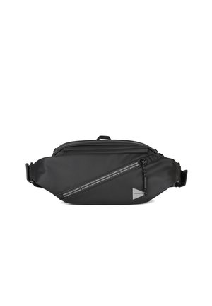 Zwarte heuptas met twee met rits afsluitbare vakken, verstelbare band en diagonale decoratieve ritssluiting met herhaalde tekst op het voorpaneel.