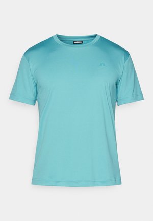 Šviesiai mėlynas trumpomis rankovėmis marškinėliai, pagaminti iš minkštos medžiagos. Turi apvalią kaklo iškirptę ir subtilų logotipą krūtinėje. Lygi tekstūra visame paviršiuje.