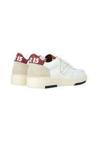 Sneakers bianchi con dettagli in suede grigio e un tallone maroon, che presentano il testo "R15." Suola in gomma texturizzata con battistrada nero.