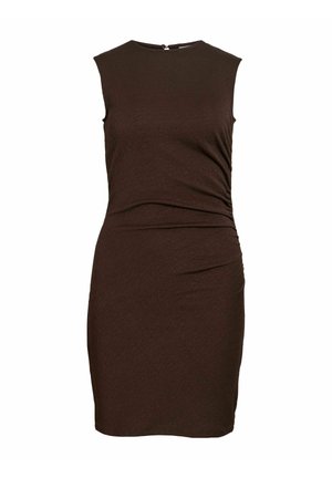 Robe marron foncé sans manches, longueur genoux, avec un col rond et un froncé discret sur le côté, sur fond blanc uni.