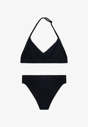 Bikini deux pièces noir texturé avec un haut triangle à nouer autour du cou et un bas de bikini taille moyenne, présenté sur un fond blanc.
