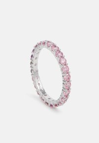 Inel din cristal roz cu un band din metal de ton argintiu, împodobit cu pietre roz dispuse uniform, montate într-un stil clasic cu prong.