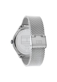 El reloj de acero inoxidable plateado presenta una correa de malla, una caja octagonal y una esfera blanca minimalista con el logo y detalles de resistencia al agua.