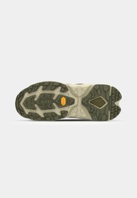 Taka apavu zole, ar izturīgu, rakstainu dizainu tumši zaļā un beigu krāsā, ar teksturētu gumiju, lai nodrošinātu saķeri, un Vibram logotipa detaļu.
