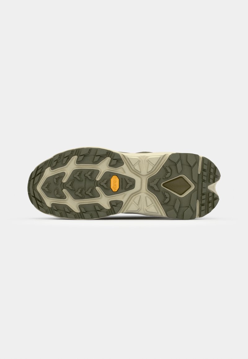 Trail schoen zool, met een robuust, gepatternd ontwerp in donker groen en beige, met textuur rubber voor grip en een Vibram logo detail.
