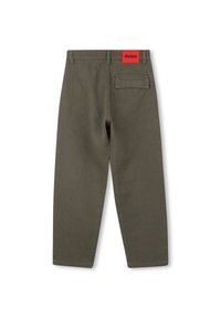 Olijfgroene, ribbelstof broek met rechte pasvorm. Heeft een enkele achterzak en een rode "HUGO" label op de tailleband.