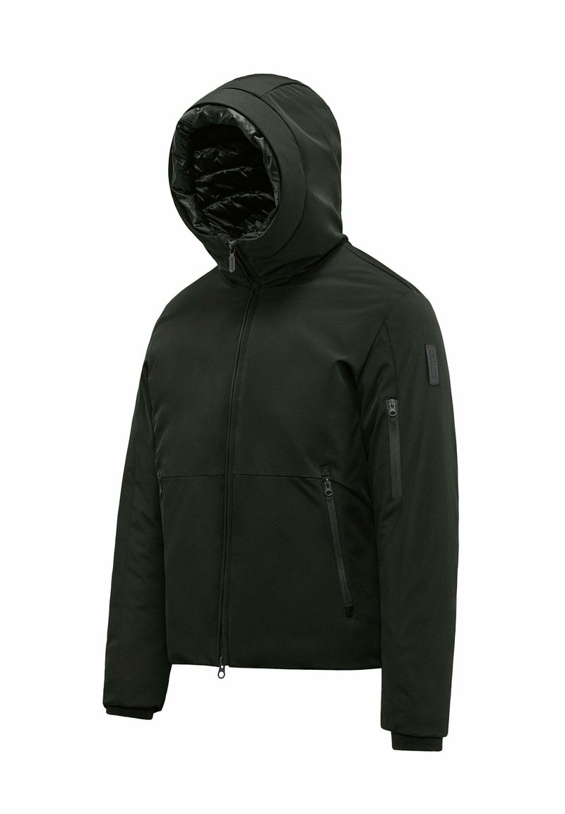 Giacca nera isolata con cappuccio, chiusura frontale con zip e tasche. Texture esterna liscia, interno trapuntato, design snello e polsini regolabili.