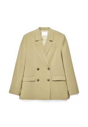 Béžové dvojradové sako s výrezovými klopami, štyrmi hnedými gombíkmi, dvoma vreckami s klopami a jedným priestranným náprsním vreckom, položené na bielom pozadí.