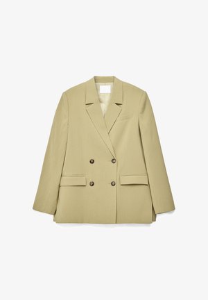 Béžové dvojradové sako s výrezovými klopami, štyrmi hnedými gombíkmi, dvoma vreckami s klopami a jedným priestranným náprsním vreckom, položené na bielom pozadí.