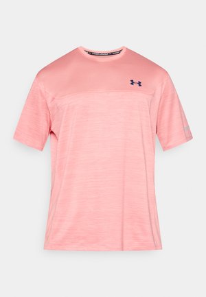 Svjetloružičasta sportska majica kratkih rukava, glatke teksture, okruglog ovratnika i tamnoplavi Under Armour logo na prsima.