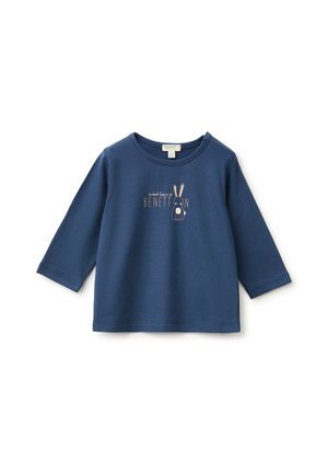 Camiseta de manga larga para niño pequeño en azul marino con cuello redondo, con un pequeño diseño de conejito y texto "United Colors of Benetton" en el pecho.