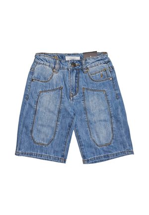 Pantaloncini di jeans blu con grandi tasche applicate anteriori, passanti per cintura, chiusura frontale con bottoni e zip.