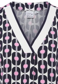 Korte mouwen jurk met een V-hals, voorzien van een geometrisch patroon in navy, roze en wit. Etiket leest "Emily van den Bergh," maat 38.