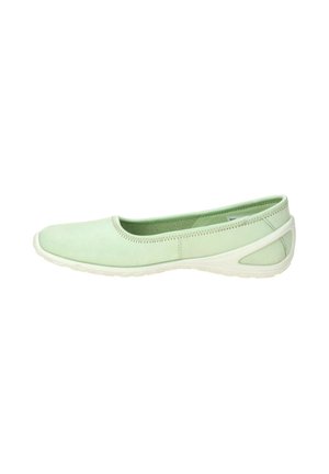 Hellgrüner Slip-On-Schuh mit weißer Sohle, abgerundeter Spitze und flachem Design, geeignet für den Freizeitgebrauch.