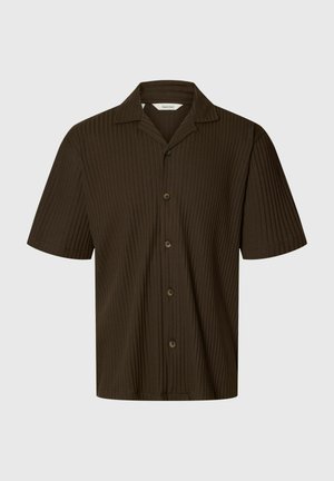 Chemise à manches courtes marron foncé avec texture côtelée verticale et col classique, présentée sur un fond gris clair uni.