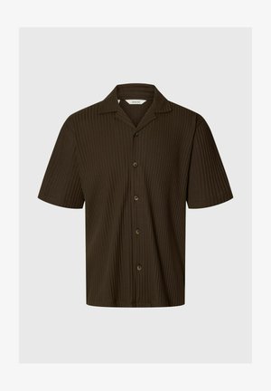Chemise à manches courtes marron foncé avec texture côtelée verticale et col classique, présentée sur un fond gris clair uni.