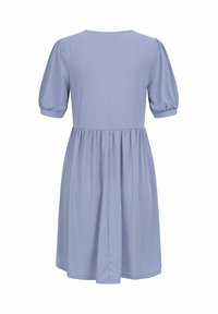 Ljusblå klänning med en texturerad ribbad tyg, korta puffärmar, en figursydd bodice och en flytande kjol, med en nyckelhålsöppning i ryggen.