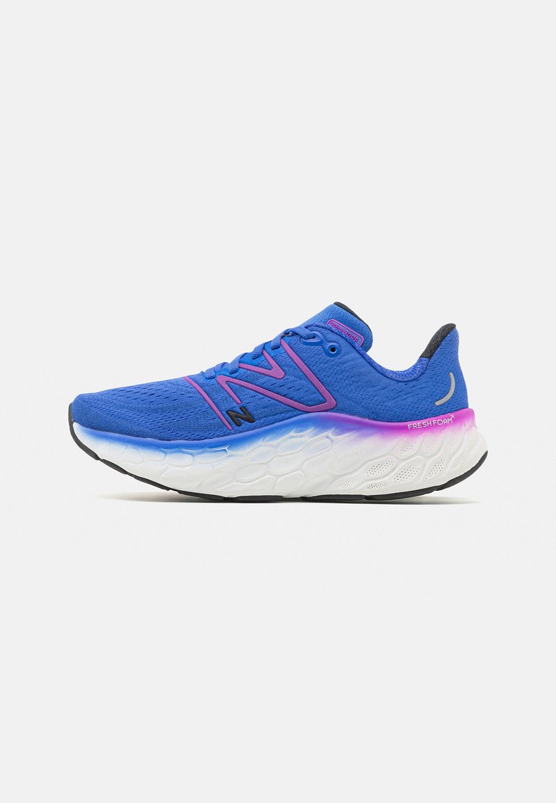 Zapatilla de running azul con parte superior de malla texturizada, acentos en rosa y suela intermedia Fresh Foam. La suela blanca presenta un patrón hexagonal y tracción negra.