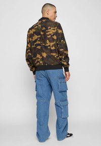 Urban Classics Bomber stiliaus striukė - wood