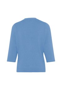 Pull en maille côtelée bleu avec manches trois-quarts et col rond, présentant une texture lisse et une silhouette ajustée.