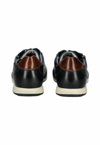 Sneakers in pelle nera con una rifinitura in pelle marrone sul tallone, superficie texturizzata e suola in gomma bianca. Chiusura con doppia zip.