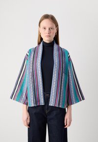 Veste de style kimono colorée avec des rayures horizontales en bleu, rose et blanc, ornée de motifs géométriques complexes et de larges manches.